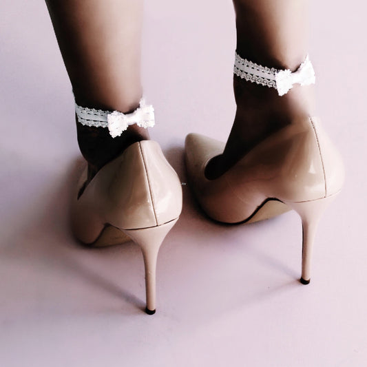 Lady White Heel Shoe Bows