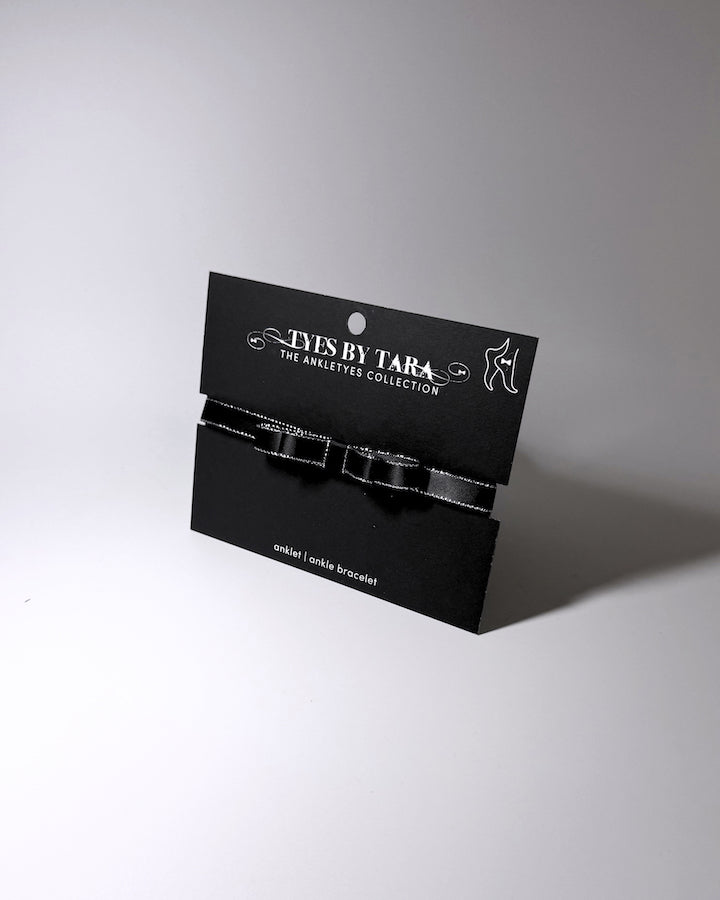 Queen Metallic Trimmed Anklet on Black Card