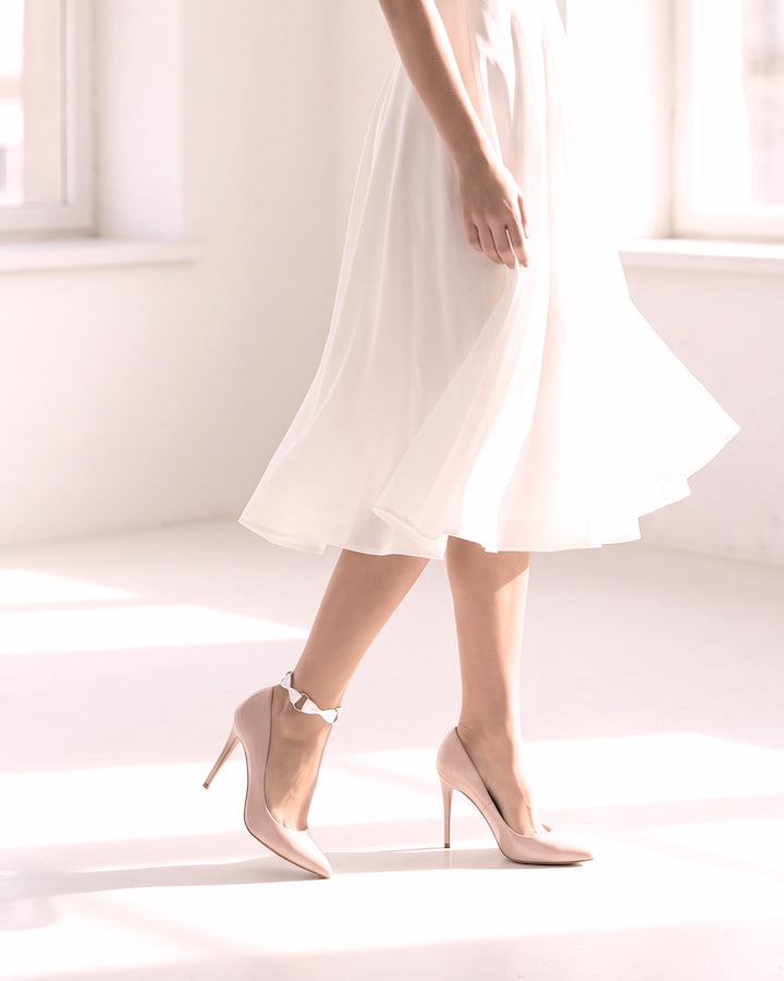 Runaway white bow anklet with silver o rings