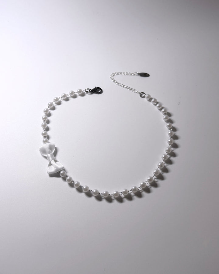 Centerfold White Bow Pearl Necklace 