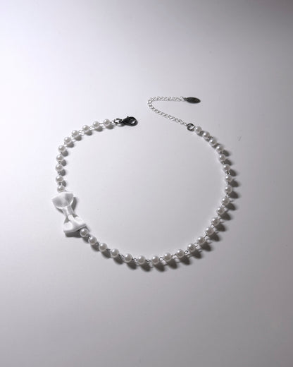 Centerfold White Bow Pearl Necklace 