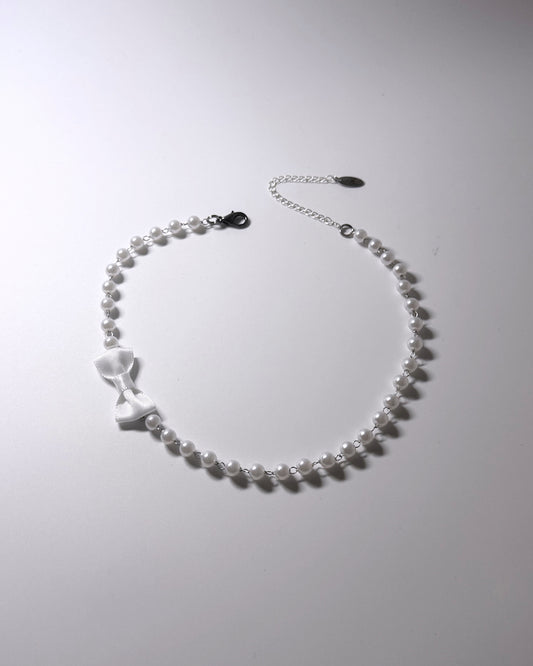 Centerfold White Bow Pearl Necklace 