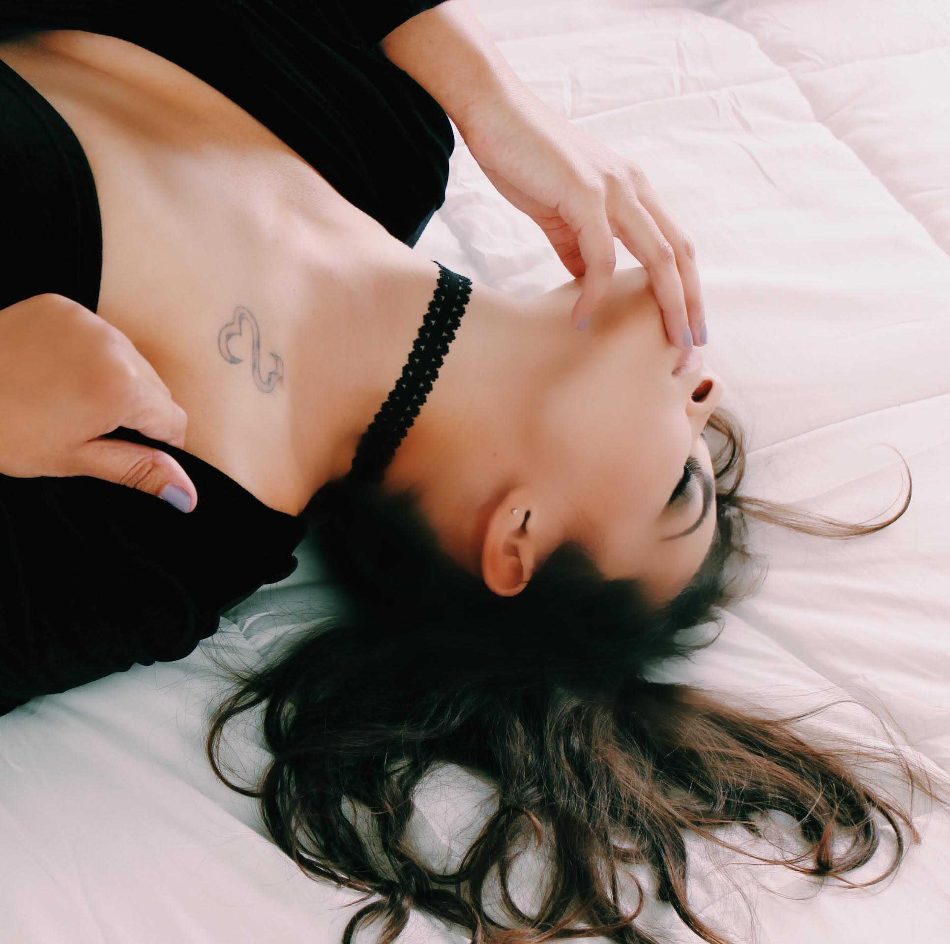 Model wearing black bow elastic choker