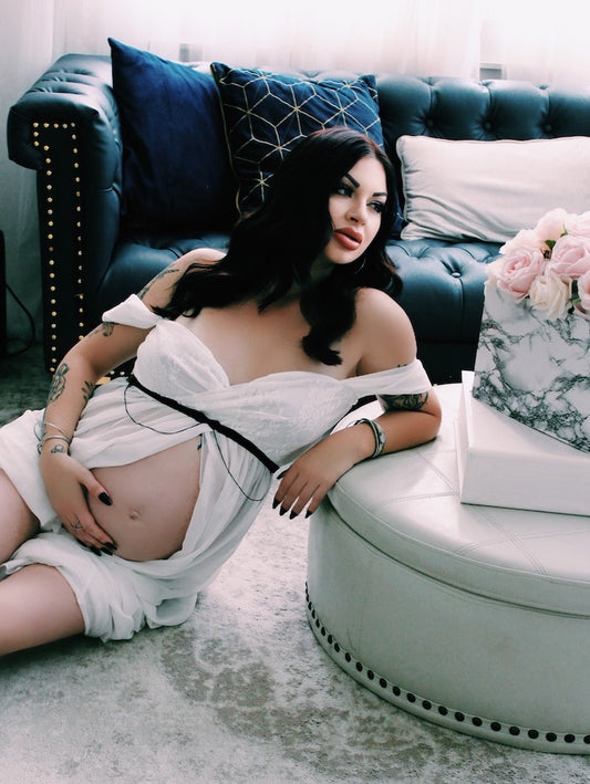 pregnant woman in white dress wearing the black bow chain adjustable belt