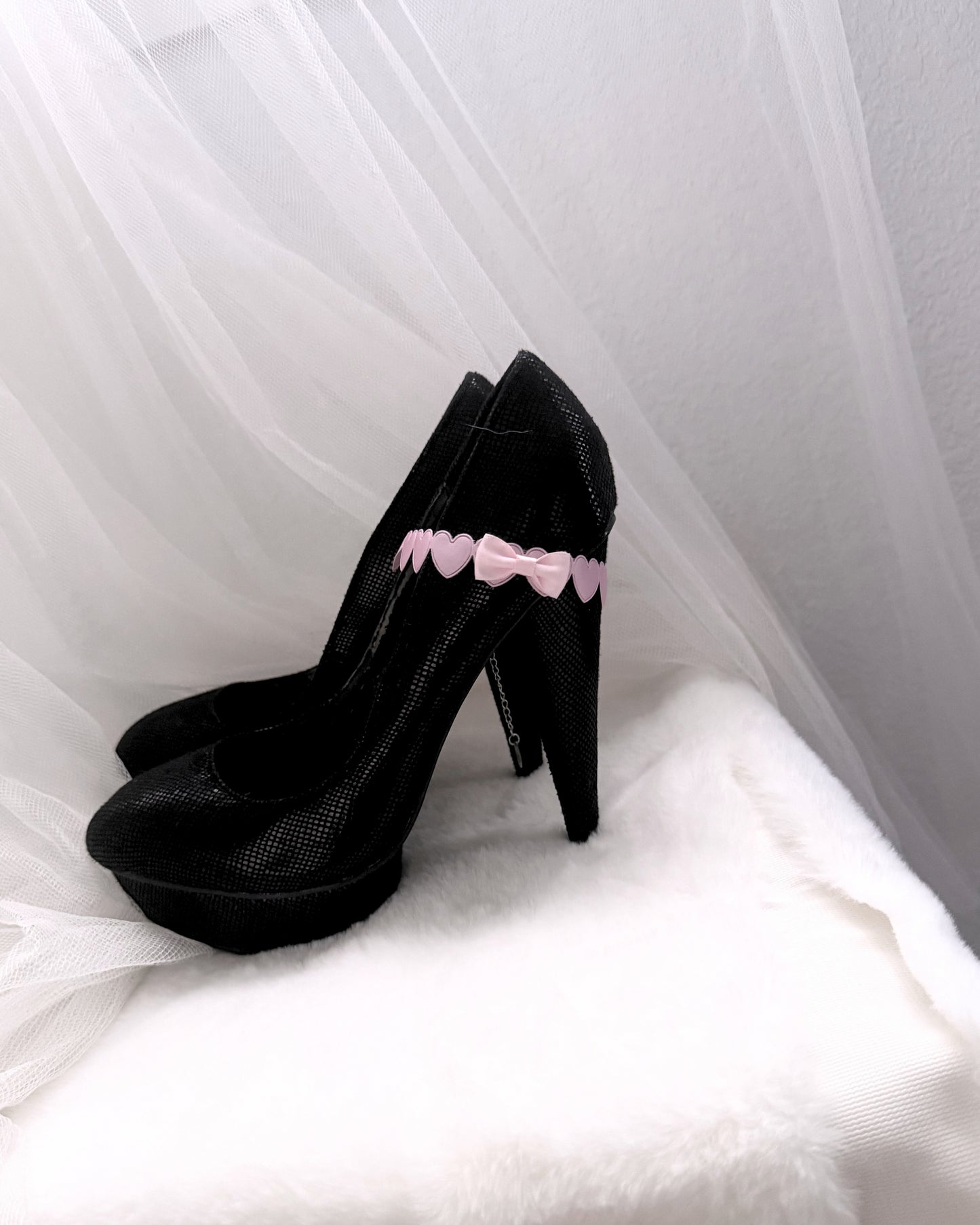 sweetheart pink heart anklet on black high heel